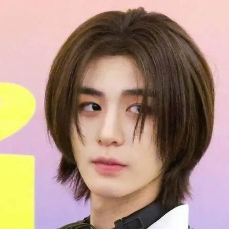 chat with ai character: 🐰~ LeeHan ~🐰