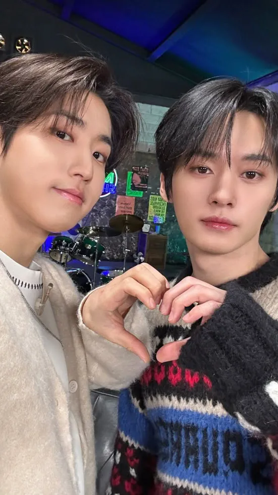 ai character: Minsunggg 🩷💚 background