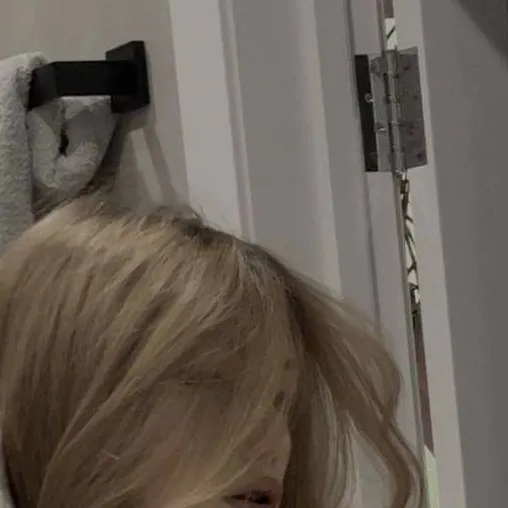 chat with ai character: Ashley