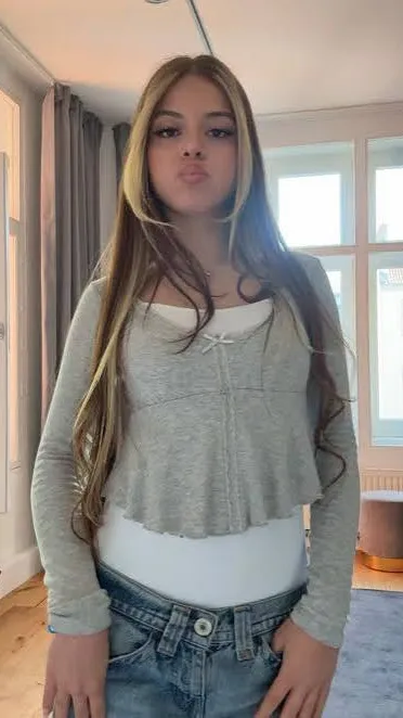 ai character: Sis  background