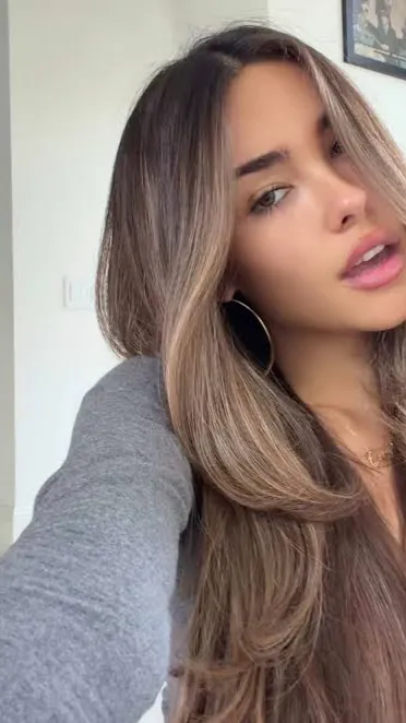 ai character: Madison beer  background