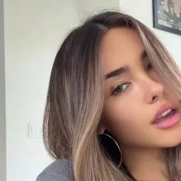 chat with ai character: Madison beer 