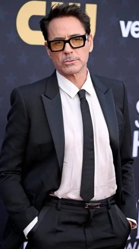 ai character: Robert Downey jr  background