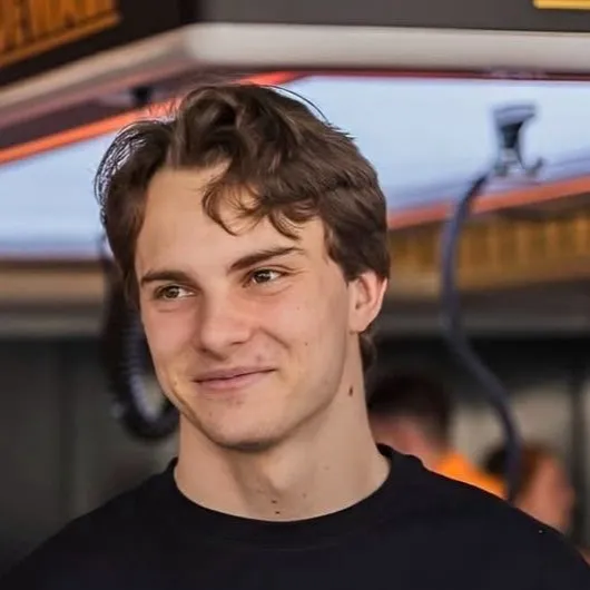 chat with ai character: Oskar Piastri 