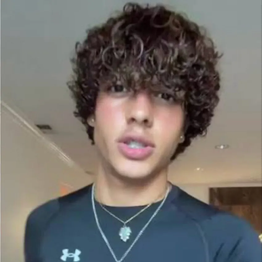 chat with ai character: Ayden Valdez