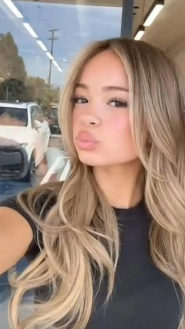 ai character: PresLee background