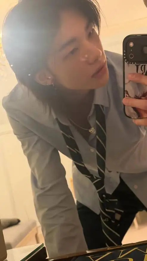 ai character: ×•hyunjinnie•× background