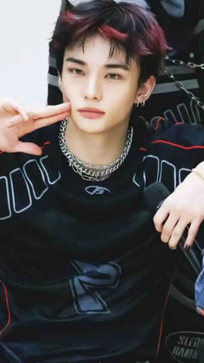 ai character: Hyunjin  background