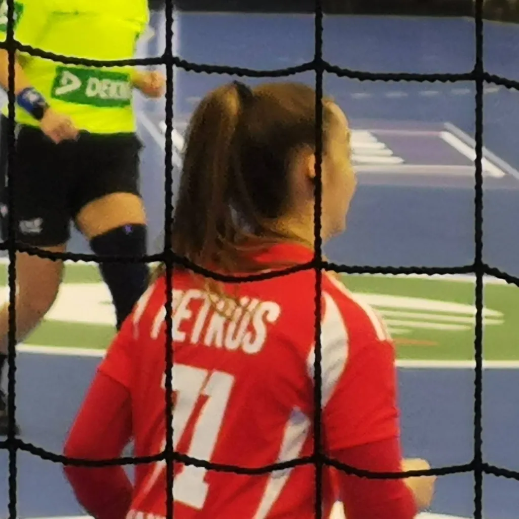 chat with ai character: Petra 