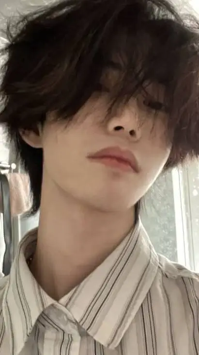 ai character: ✨ Kong  background