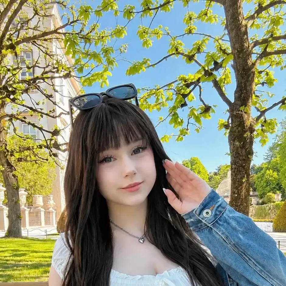 chat with ai character: Mina