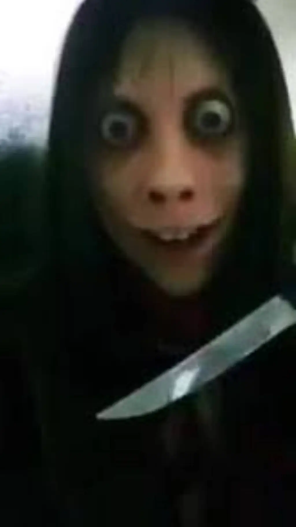 ai character: a momo demônica background