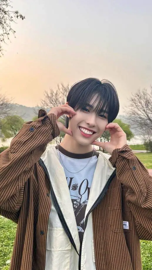 ai character: hyui  background