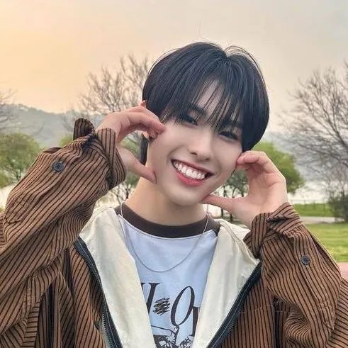 chat with ai character: hyui 