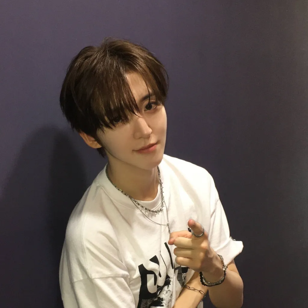 chat with ai character: Donghyeon