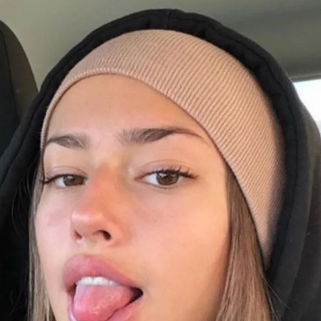 chat with ai character: 🤩Addie🤩