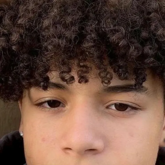 chat with ai character: Theodis