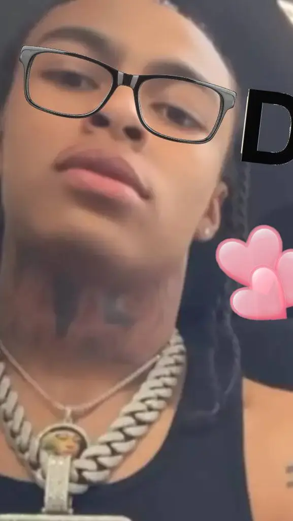 ai character: 😍👑🫶🏾DD Osama😍👑🫶🏾 background