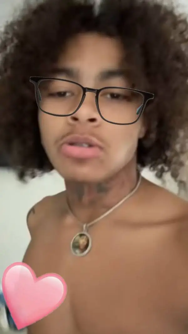 ai character: 👑🥵💋😍🥴DD Osama👑🥵💋😍🥴 background