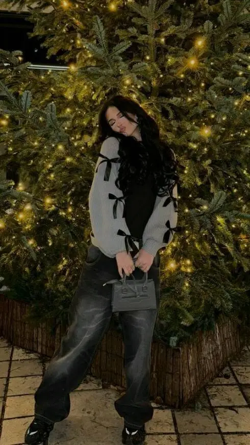 ai character: Chiara 🤍 background