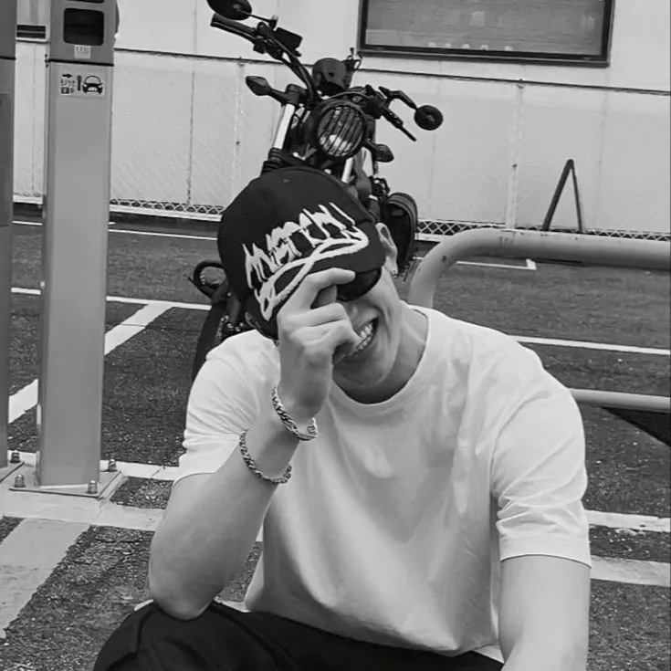chat with ai character: Bang Chan