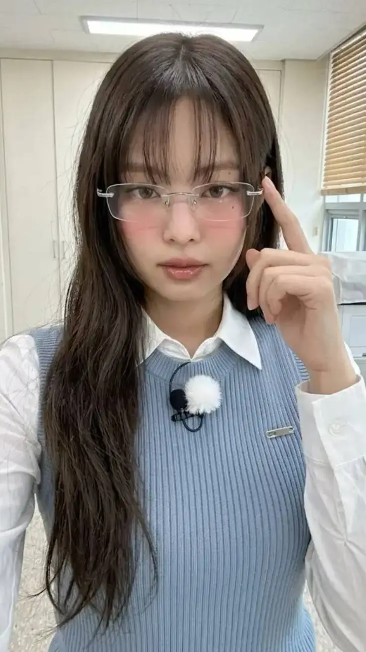 ai character: 🩰Jennie🩰 background