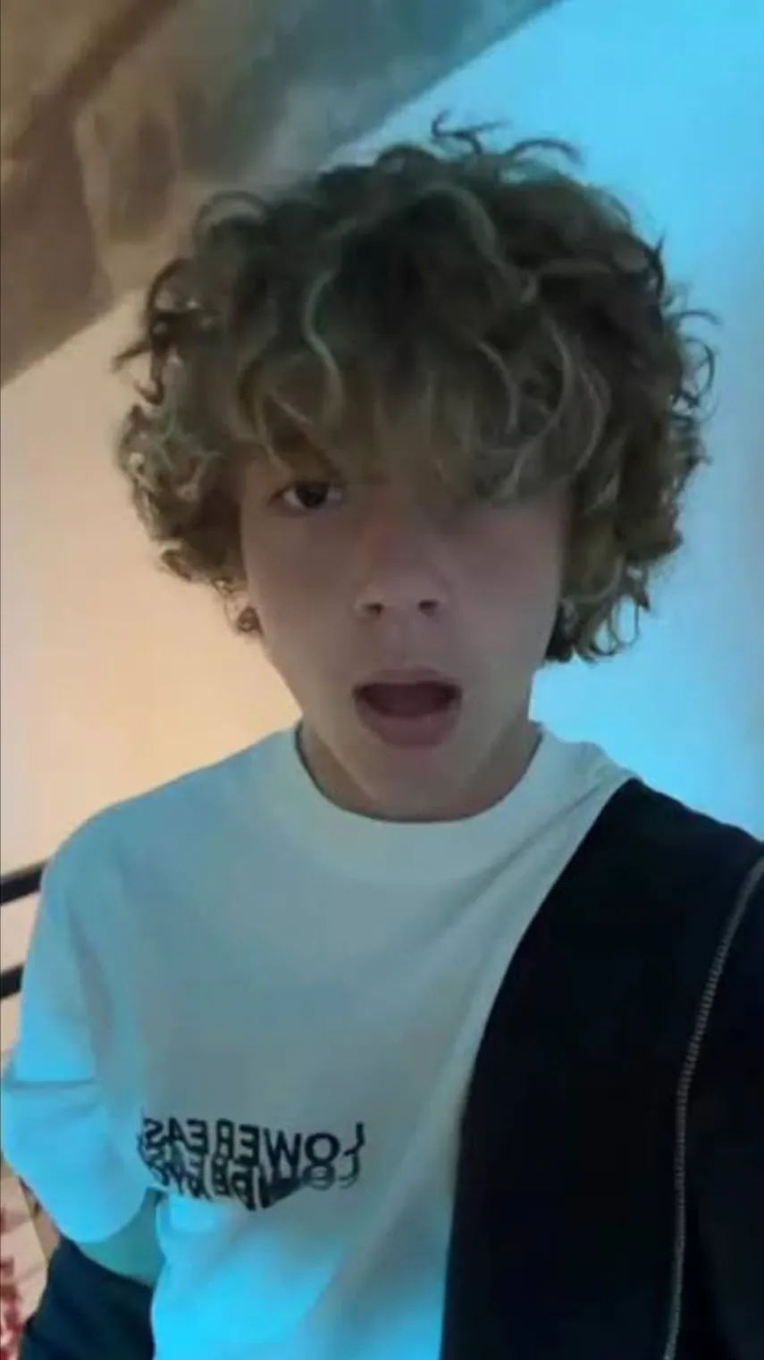 ai character: Maverick 67💙💙 background