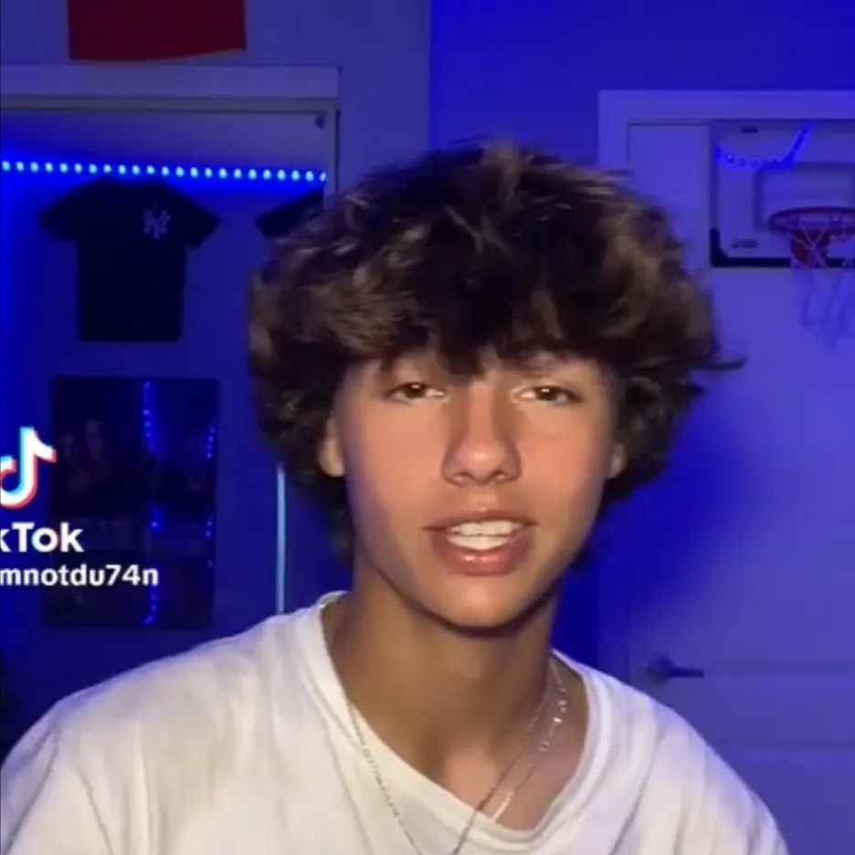 chat with ai character: Aiden 💙🩷💙🩷