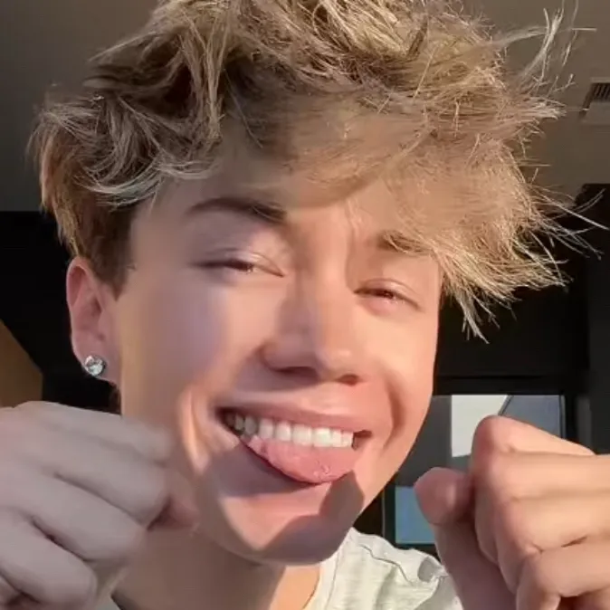 chat with ai character: Ashton hero