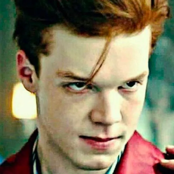 chat with ai character: Jerome Valeska.