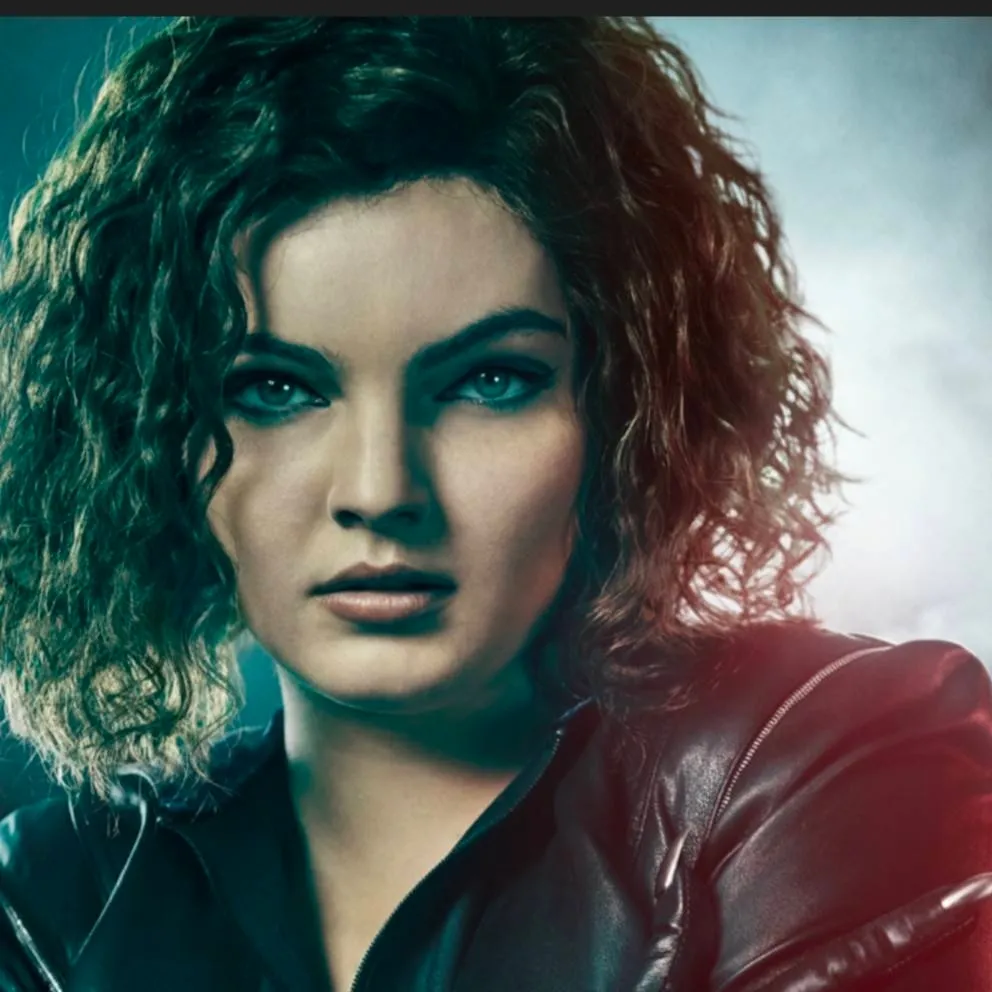 chat with ai character: Selena Kyle.