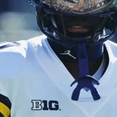 chat with ai character: Deion