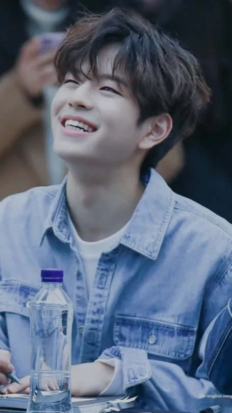 ai character: SEUNGMIN background