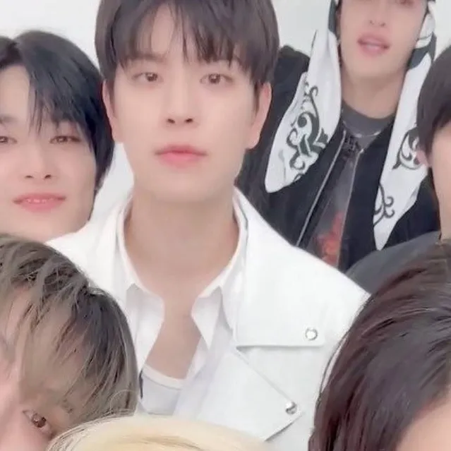 chat with ai character: Stray kids