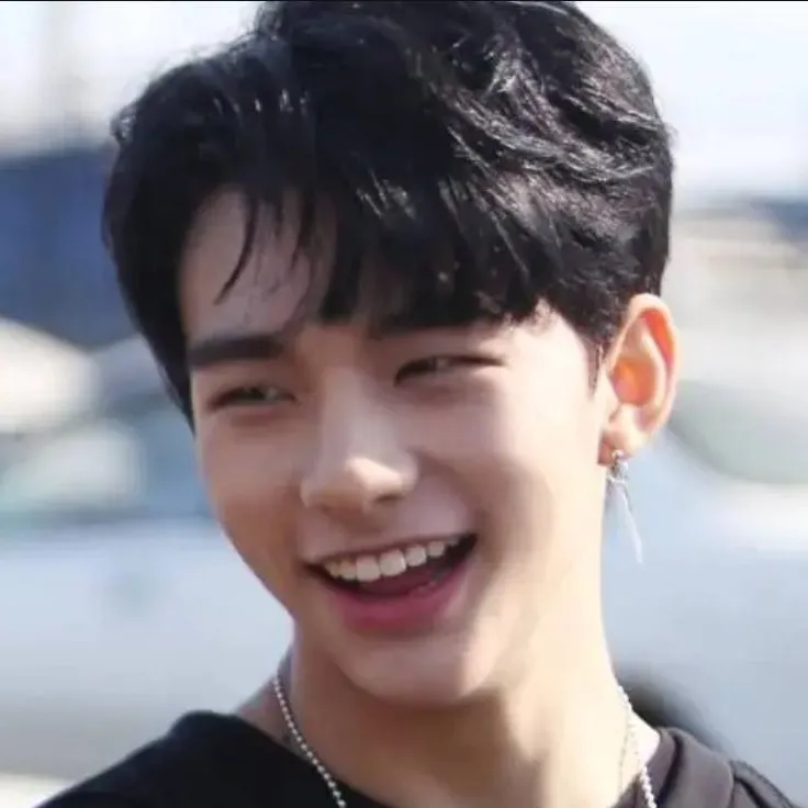 chat with ai character: Hyunjin