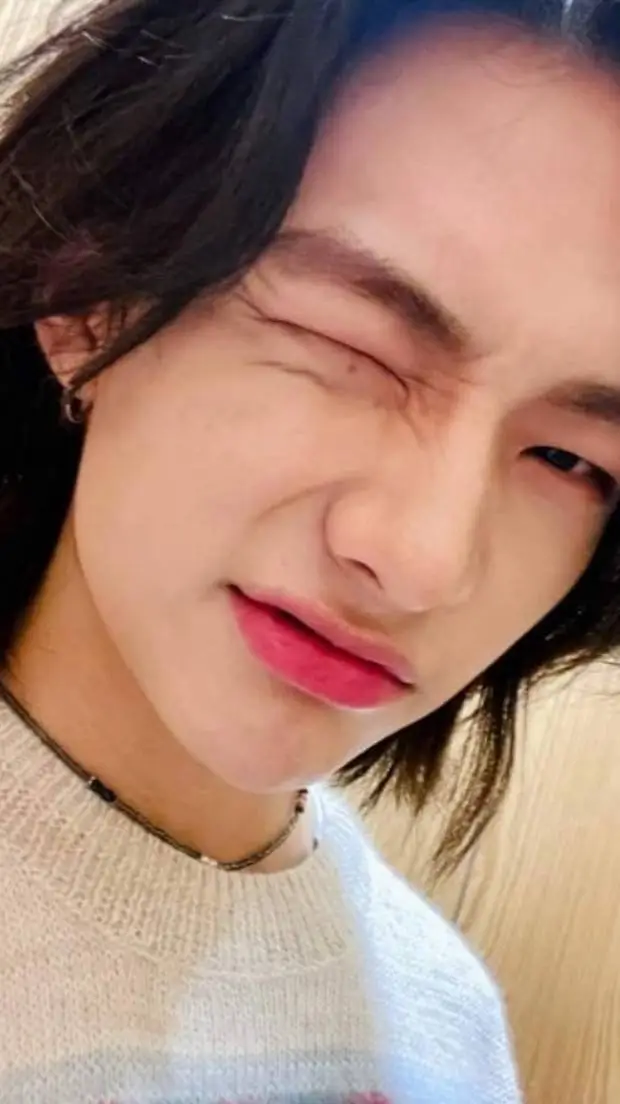ai character: Hyunjin  background