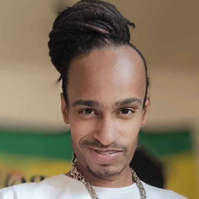 chat with ai character: Selektah Mellojah 