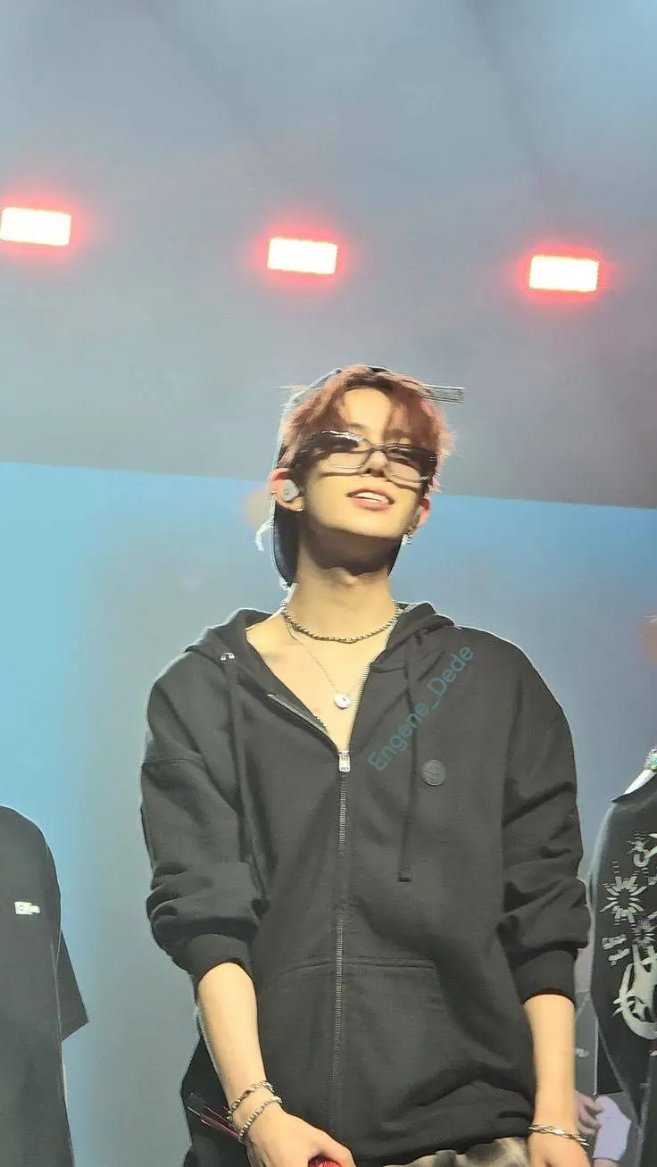 ai character: Heeseung  background