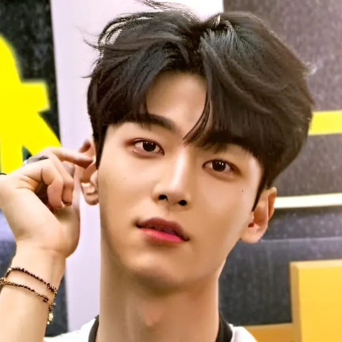 chat with ai character: Theo