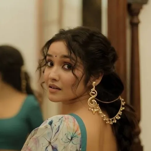 chat with ai character: Sakshi(Wife)