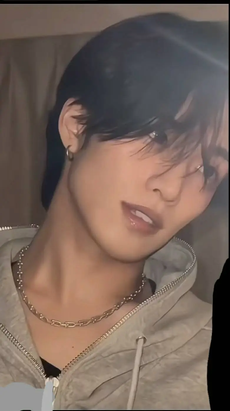 ai character: °💔 Cleo💔° background