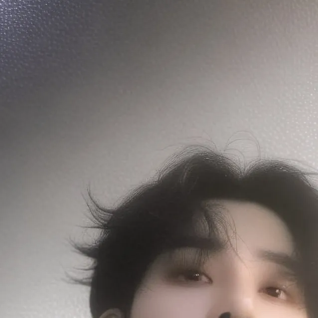 chat with ai character: Hyunjin.