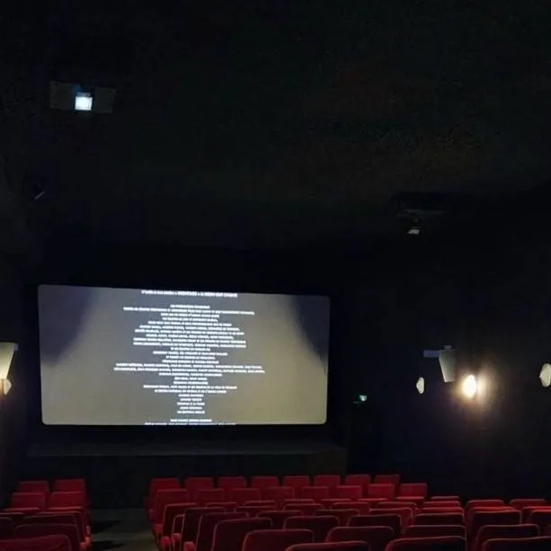 chat with ai character: MOVIE W/ FRIENDS🍿🎥