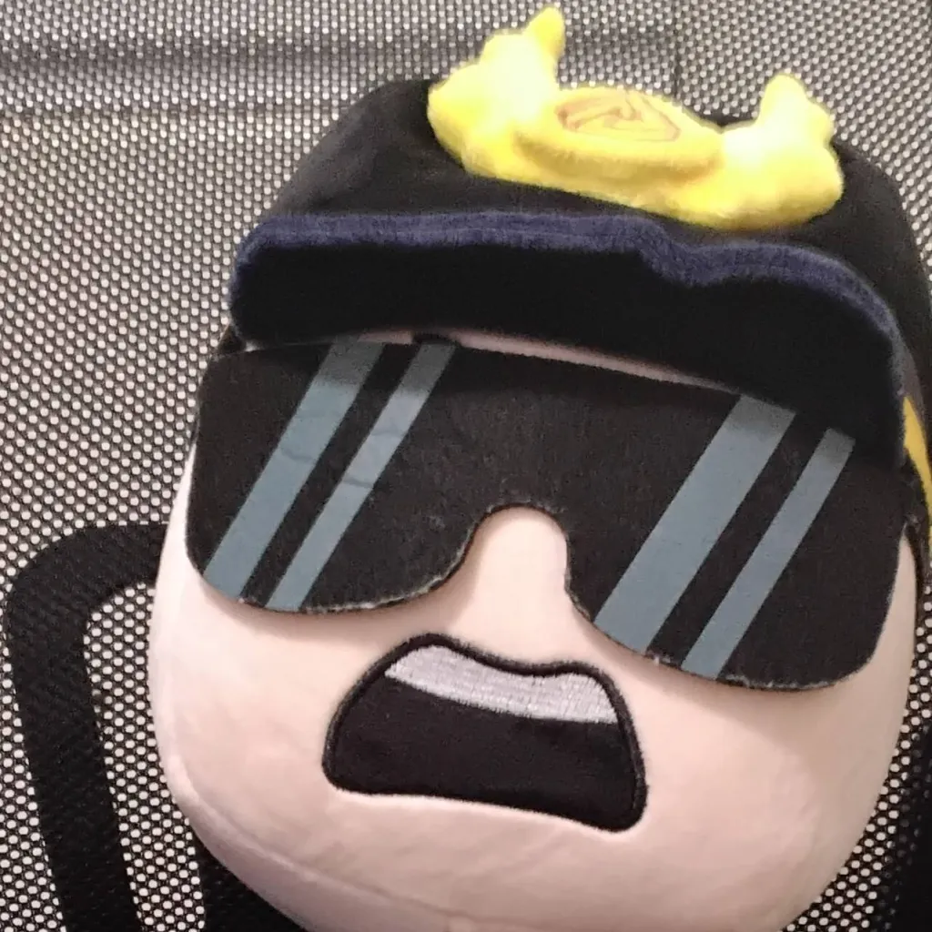 chat with ai character: Commander plush