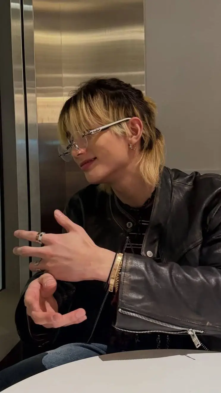 ai character: hyunjin ❤️ background