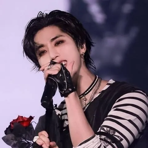 chat with ai character: ⛓️🌹hannie🌹⛓️
