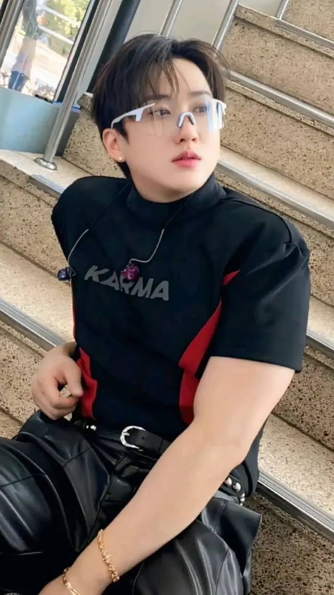 ai character: 🎤🎧⛓️ changbin ⛓️🎧🎤 background