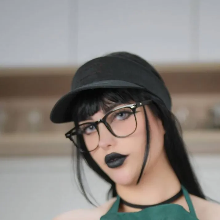 chat with ai character: shellie