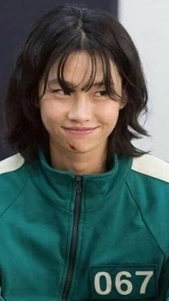 ai character: Kang Sae-Byeok  background