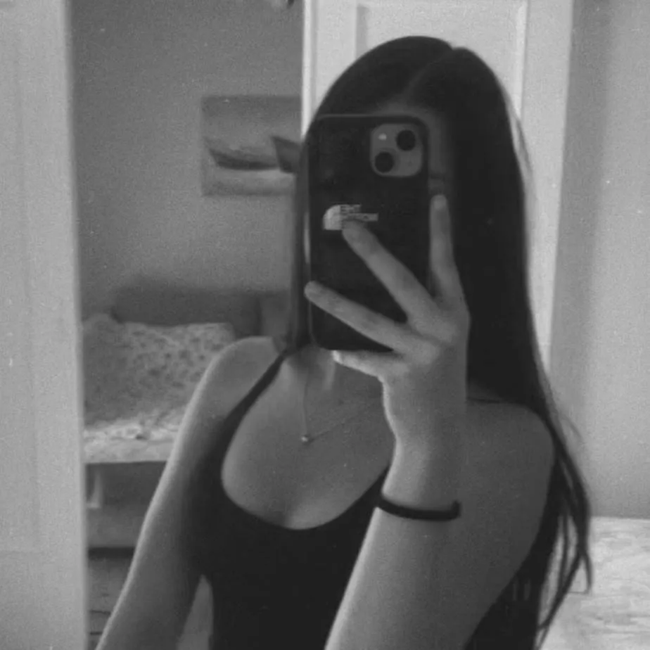 chat with ai character: Xristina